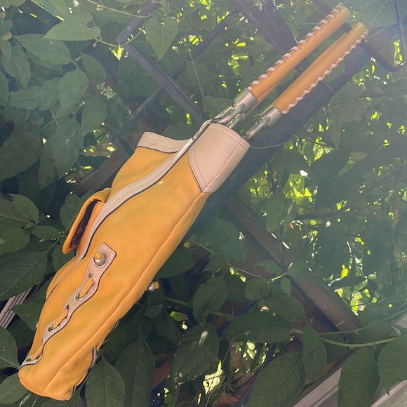 B. Makowsky Yellow Soft Leather Purse w/ Crème Color Trim (Clean Interior) - Picture 9 of 16